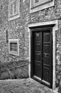 Taş duvarlar ve ahşap kapılar ve pencereler. Sanatsal resim, eski tarz