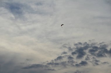 Bulutların üzerinde uçan Yamaçparaşütü