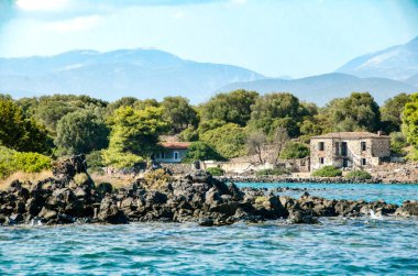 Yunanistan 'ın Lihadonisia adalarındaki küçük bir Yunan adasındaki eski taş ev