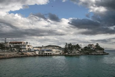 Pachi köyünü kışın dramatik bir gökyüzünün altında görmek. Yunanistan