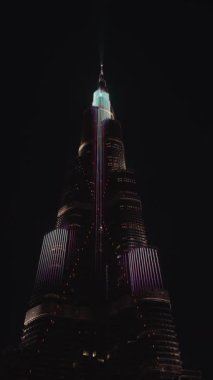 Gece Burj Halife binasında bir ışık gösterisi