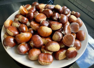 Sonbaharda kahverengi kestane