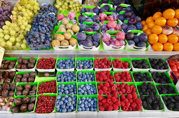 Fresh fruits shop in Paris