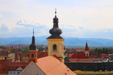 Transilvanya 'daki eski Sibiu kasabasının havadan görünüşü