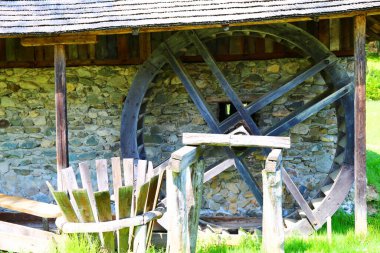 Romanya kırsalında eski ahşap su değirmeni