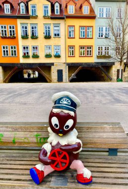 Erfurt 'ta bir bankta sevimli bir bebek.