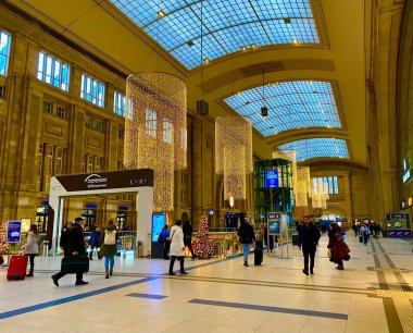 Leipzig 'deki ana tren istasyonunun güzel salonu.
