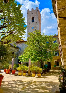 Fransa 'nın güneyindeki eski Vence kasabasında eski evler