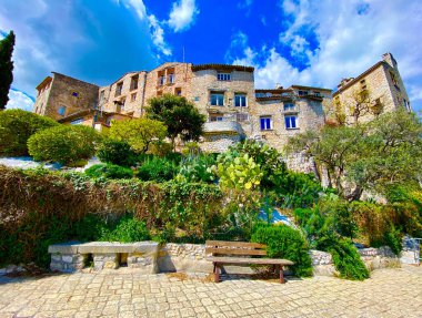 Fransa 'nın güneyindeki dağlarda Tourrettes-sur-Loup köyü