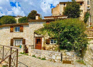 Fransa 'nın güneyindeki dağlarda Tourrettes-sur-Loup köyü