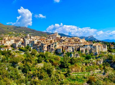 Fransa 'nın güneyindeki dağlarda Tourrettes-sur-Loup köyü