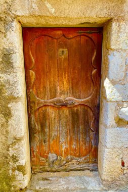 Fransa 'nın güneyindeki Eze Ortaçağ köyünde yol