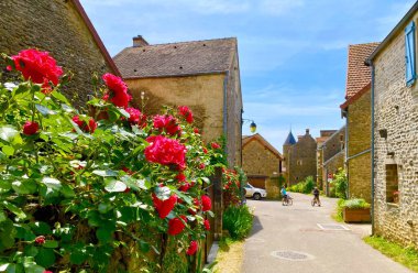 Fransa 'nın Chteauneuf-en-Auxois köyündeki ev