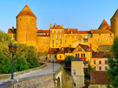 Fransa 'da Semur en Auxois köyünün güzel manzarası