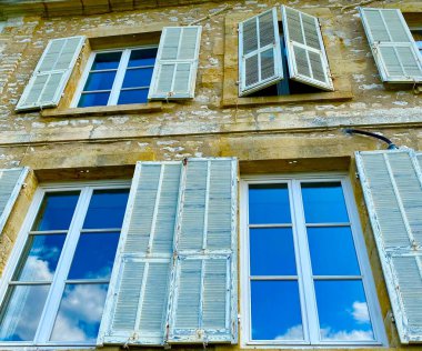 Vezelay kasabasında uzun beyaz kepenkler