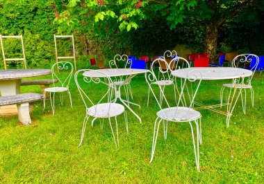 Vezelay 'de bir halk bahçesinde masa ve sandalyeler