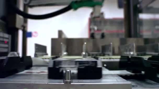 Κατασκευή Ρομποτικού Βραχίονα Δράση Μετακίνηση Στη Συσκευασία Και Συναρμολόγηση Αμπούλας Royalty Free Βίντεο Αρχείου