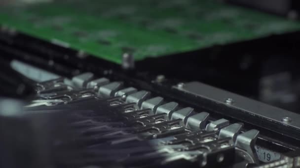 電子回路基板コンポーネント部品を組み立てるロボットアームは 精密ロボット製造技術を備えた高度なハイテクマイクロチップ工場を閉鎖 — ストック動画