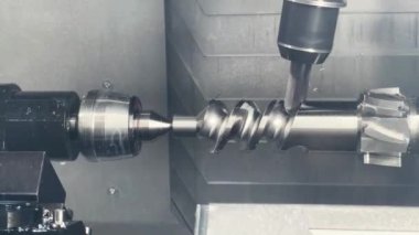 Uç değirmen kesicili çok eksenli CNC makinesi şekil ipliklerini vidalamak için metal iş malzemesi oluştururken.