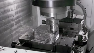 Çift uçlu değirmen kesicili çift eksenli CNC makinesi, işlenmemiş metal iş parçalarını küp biçiminde tasarlarken ve oluştururken.