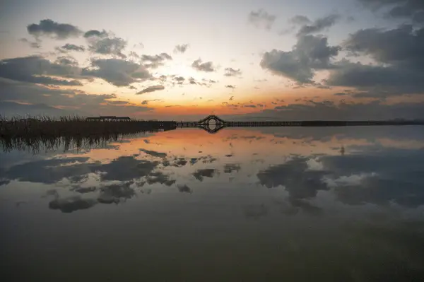 Sabahın erken saatlerinde Waling ve göl