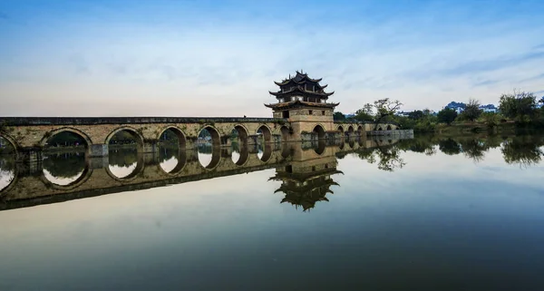 Jian Shui şehrinde ve Çin 'de Shuang Long Köprüsü