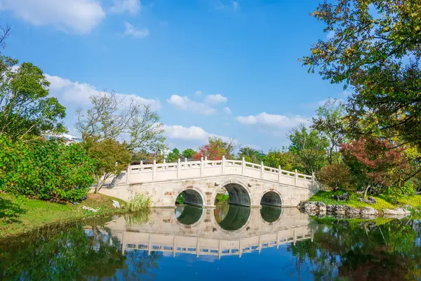 Shen bahçesinde yürüyüş, taş köprü, Şangay, Pudong bölgesi.