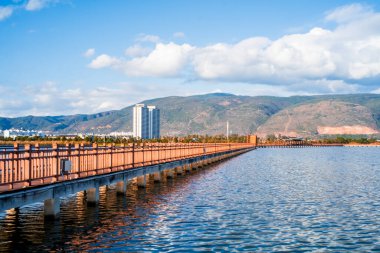 House 'un gölün etrafında olduğu manzara.