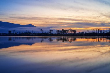 Sabahın erken saatlerinde gölün etrafında yürüyüp manzarayı seyrediyorum.