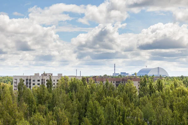 Terk edilmiş Pripyat şehri Çernobil nükleer santralinin arka planına karşı yeni bir lahitle kaplı.