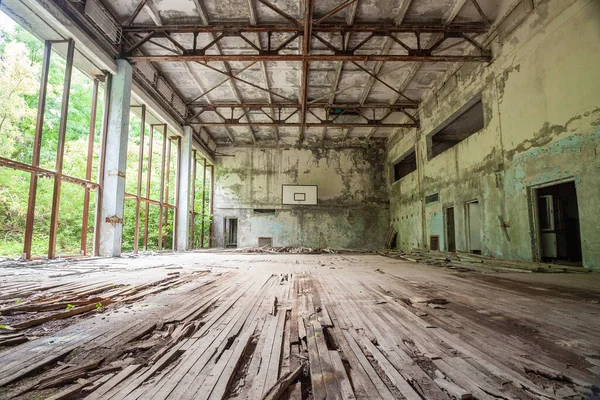 Εγκαταλελειμμένη Αρένα Μπάσκετ Στο Τσερνομπίλ Εικόνα Αρχείου
