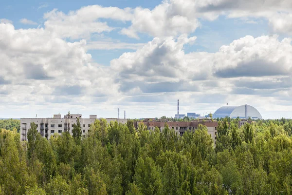 석관으로 체르노빌 원자력 발전소의 배경을 배경으로 버려진 피아트 스톡 사진