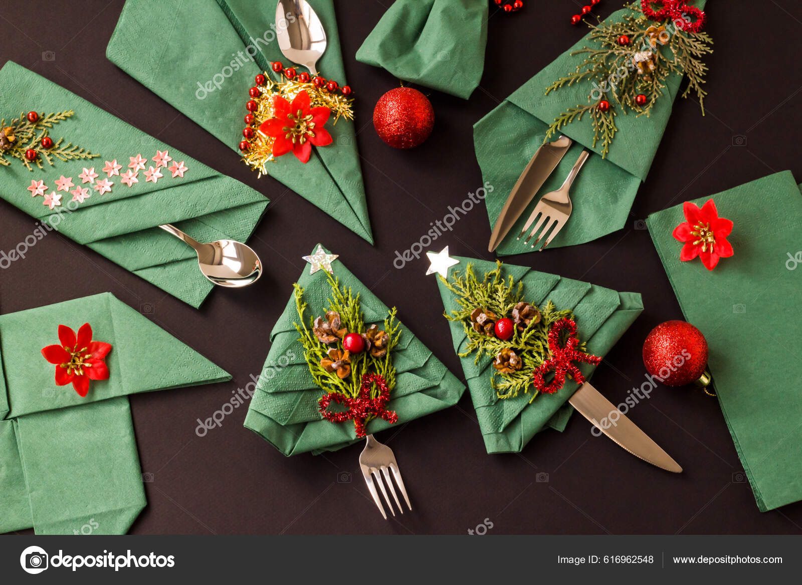 Cor Verde Natal Guardanapos Papel Dobrados Várias Formas Superfície Preta  fotos, imagens de © Gulsen_Ozcan #616962548
