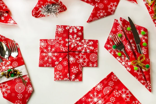 Rød Farge Julemønster Papir Juleservietter Også Sammenbrettet Med Bestikk Hvit – stockfoto