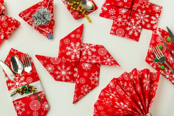 Rød Farge Julemønster Papir Juleservietter Også Sammenbrettet Med Bestikk Hvit – stockfoto