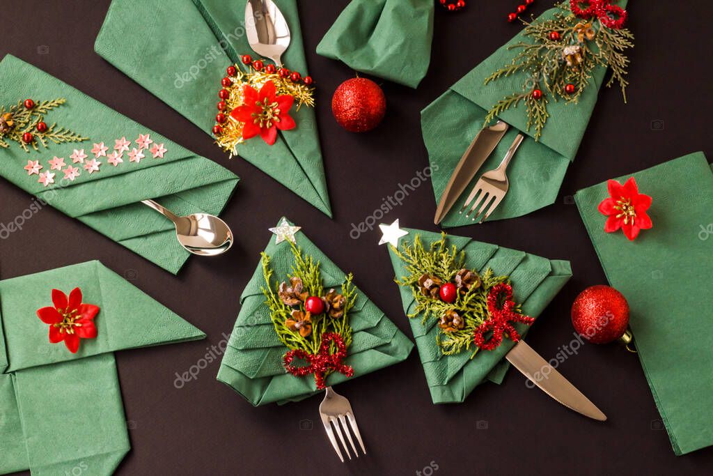 Colore Verde Natale Tovaglioli Carta Piegati Varie Forme Superficie Nera -  Foto Stock: Foto, Immagini © Gulsen_Ozcan 616962548 | Depositphotos