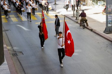 İzmir, Seferihisar, Türkiye 27.10.10.2022 Erkek ve kız lise öğrencileri Cumhuriyet Bandosu önünde Türk Bayrağı taşıyor