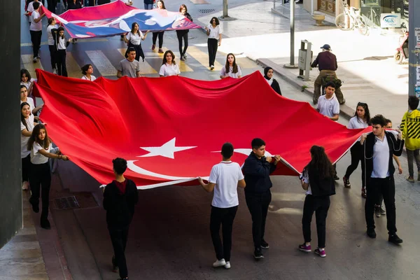 Izmir Seferihisar Tyrkia 2022 Ungdomsskoleelever Bærer Stort Flagg Republikkens Dag – stockfoto