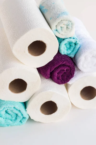 Czyste Ręczniki Twarzy Zwinięte Papierowymi Ręcznikami Białym Tle — Zdjęcie stockowe