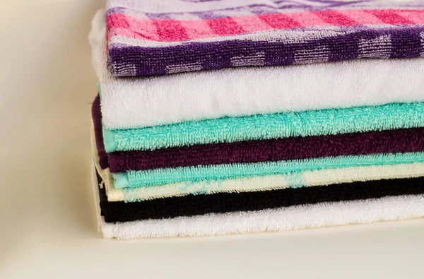 Czyste Kolorowe Ręczniki Składane Siebie Białej Powierzchni — Zdjęcie stockowe