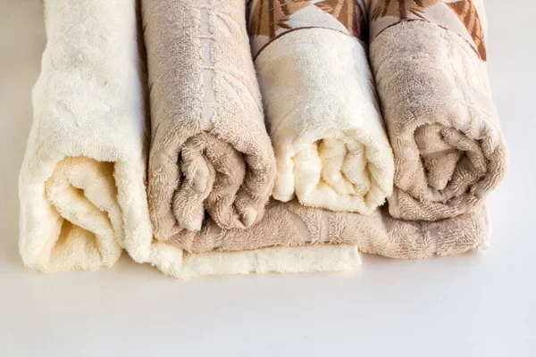 Rolled Multi Kolor Czystej Kąpieli Ręczniki Twarzy Białym Tle — Zdjęcie stockowe