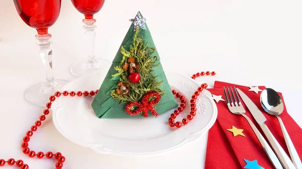 Juleplate Med Elegante Røde Champagneglass Hvit Bakgrunn Med Juleservietter Dekorasjoner – stockfoto
