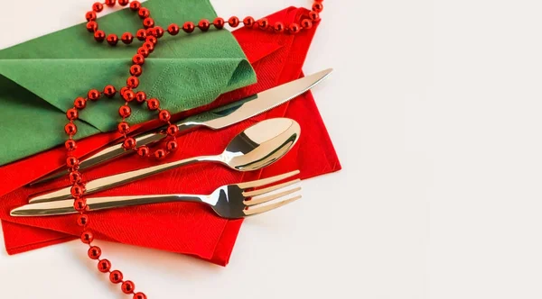 Elegant Cutlery Set Stilfulle Røde Grønne Papirservietter Hvit Overflate Med – stockfoto