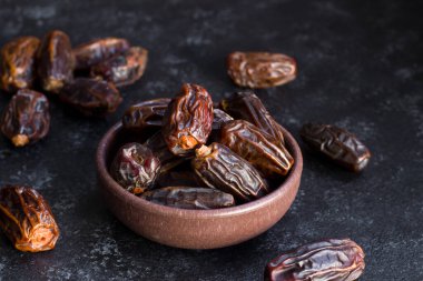 Lüks kurutulmuş meyve, siyah yüzeydeki ahşap kasede tasarlandı. Ramazan kavramı.