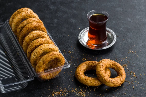 Traditional Turkish Kandil Sesame Rings Transparent Box Dark Surface Tea — Stock Photo, Image