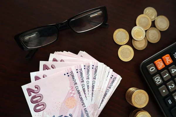 Tyrkiske 200 Sedler Trebord Med Briller Mynt Kalkulator – stockfoto