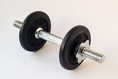 Beyaz bir yüzeyde toplam üç kilo metal dambıl var. Diskte 1,5 kg yazıyor.