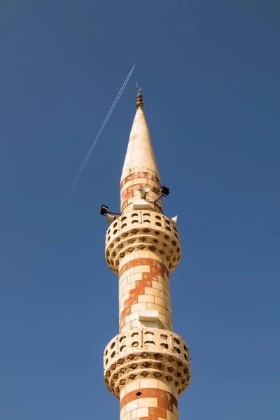 Minaret Med Balkonger Tyrkia Med Flystripe Blå Himmel – stockfoto
