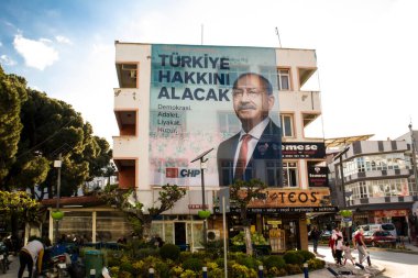 İzmir, Seferihisar, Türkiye 27.04.2023: Muhalefet Partisi genel başkanı Kemal Kılıçdaroğlu 'nun seçim posteri Türk portresi ve sözleriyle bir daireye asıldı