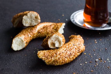 Geleneksel Türk gevreği, susamlı simit ve susam tohumlu bir bardak çay.